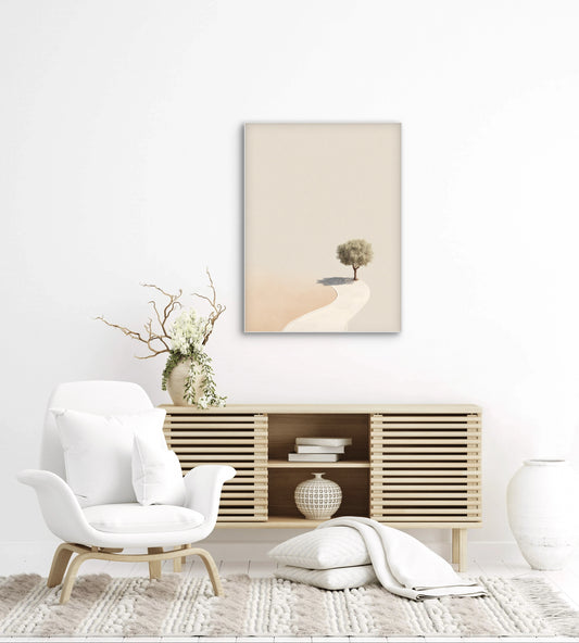 Kunstwerk De Weg Alleen boven een houten dressoir in een lichte woonkamer met witte fauteuil.
