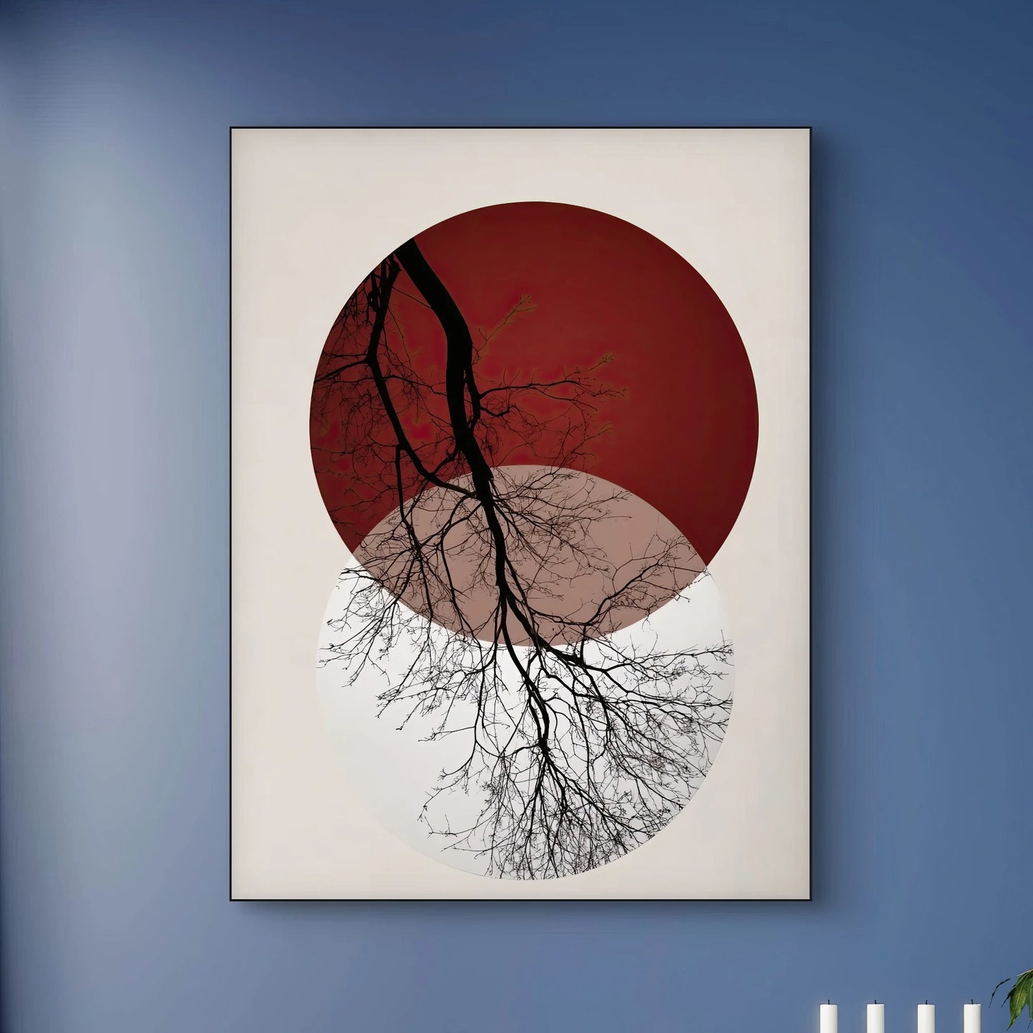 Detail van textielkunstwerk met boomtakken in zwarte lijnen binnen rode en witte cirkels
