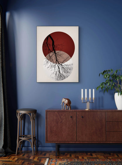 Modern textielkunstwerk met overlappende rode en witte cirkels en boomtakken, hangend aan een blauwe muur boven houten dressoir