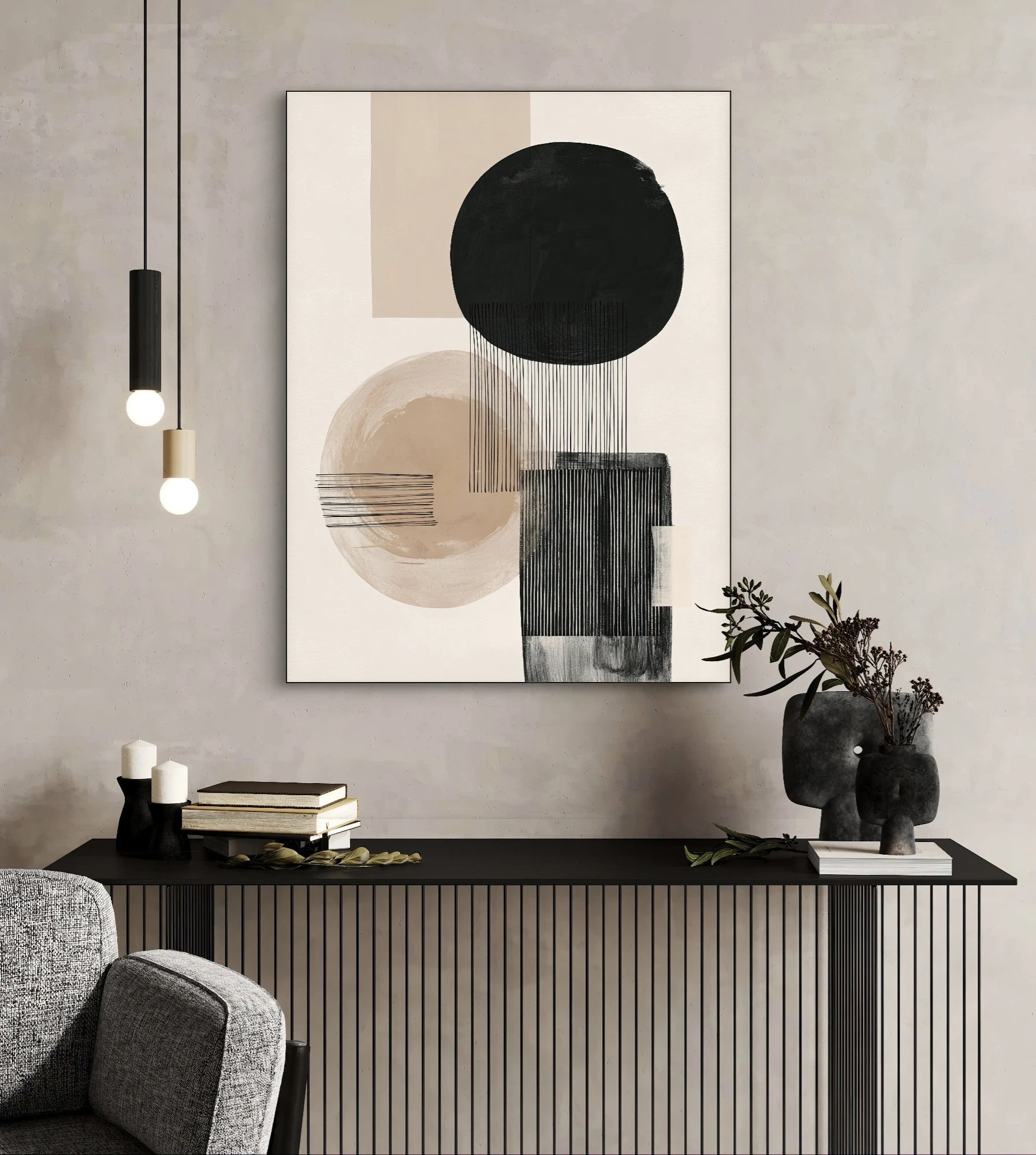 Textielkunstwerk met abstracte vormen in beige, zwart en grijs, hangend boven een zwart dressoir in een modern interieur
