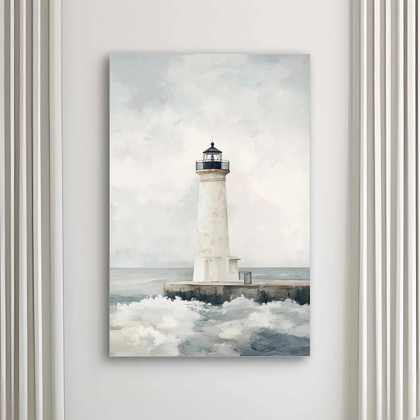 Detail van schilderachtig kunstwerk met vuurtoren, wolkenlucht en golven in zachte blauwgrijze tinten
