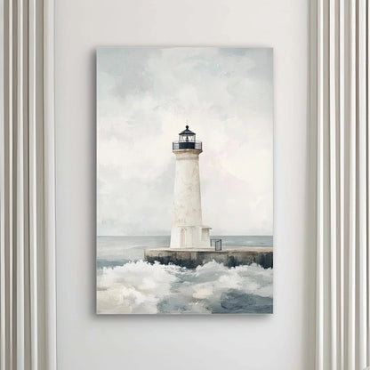 Detail van schilderachtig kunstwerk met vuurtoren, wolkenlucht en golven in zachte blauwgrijze tinten
