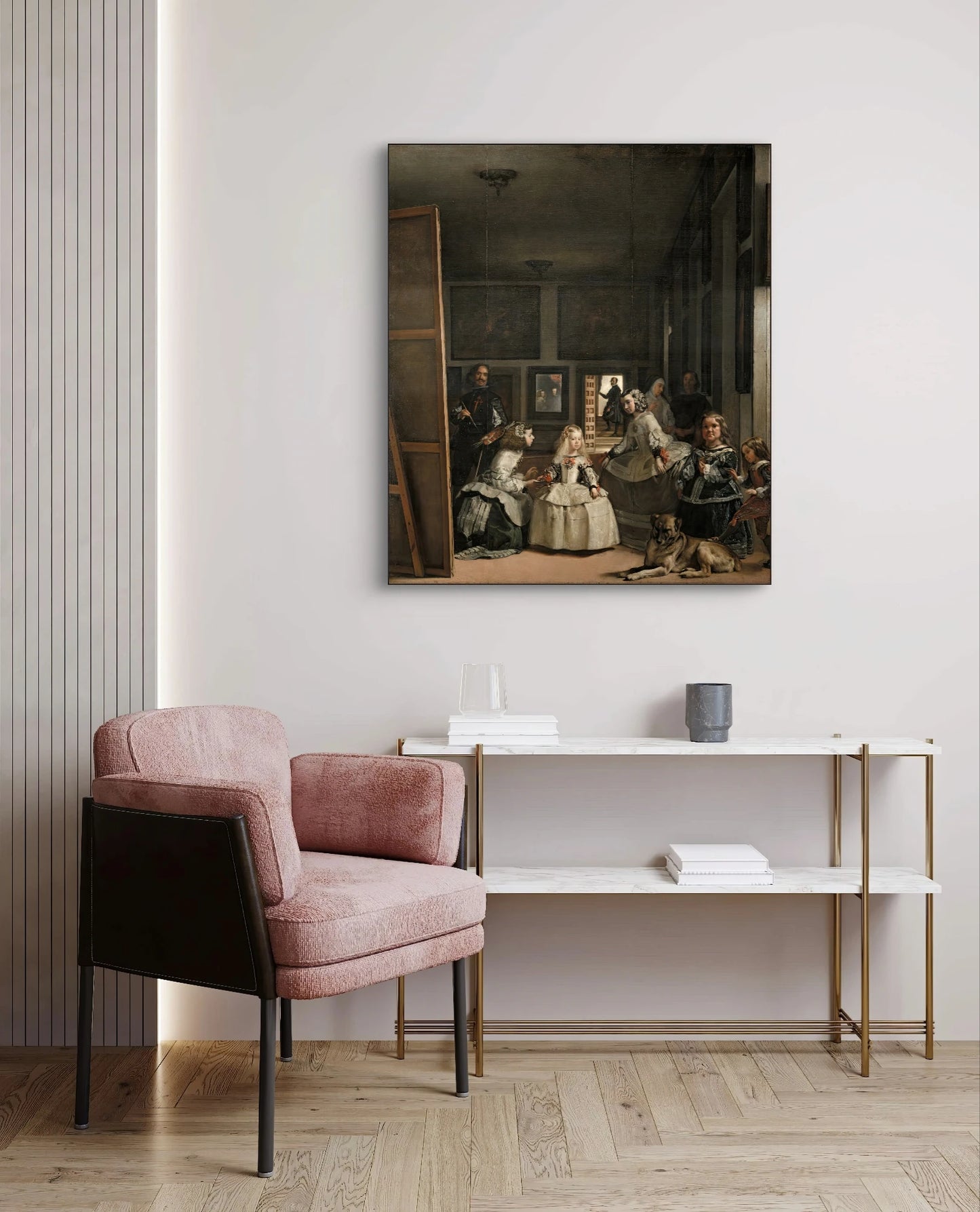 Schilderij “Las Meninas” van Velázquez boven een elegante witte marmeren sidetable en roze stoel
