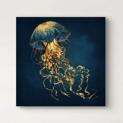 Detailopname van Diepglans met gouden kwal tegen donkerblauwe achtergrond  
