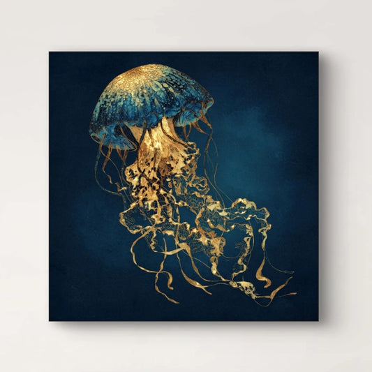 Detailopname van Diepglans met gouden kwal tegen donkerblauwe achtergrond  
