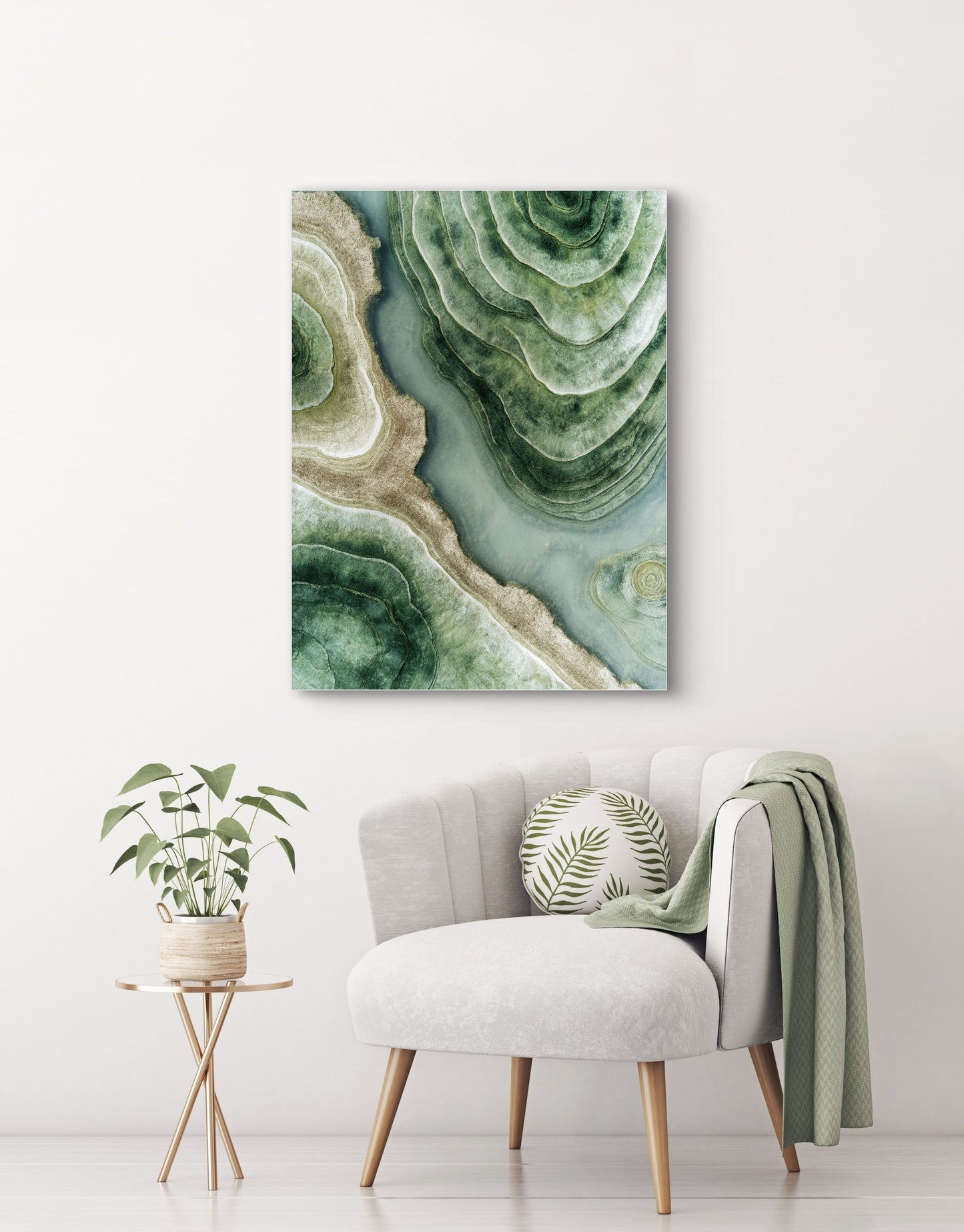 Abstract kunstwerk Diepte van Mossteen boven een lichte stoel met groene accenten