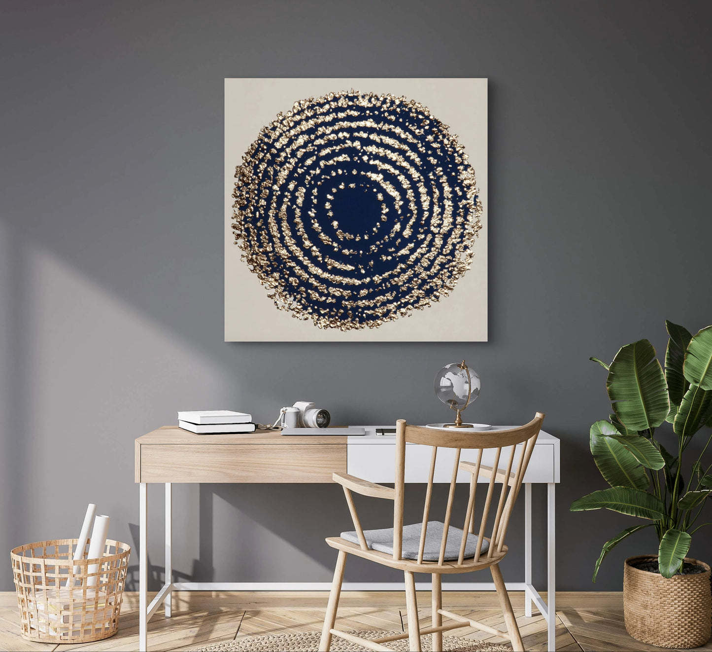 Textielkunstwerk Diepte van Nacht boven een houten bureau met grijze muur en plant in een lichte kamer.
