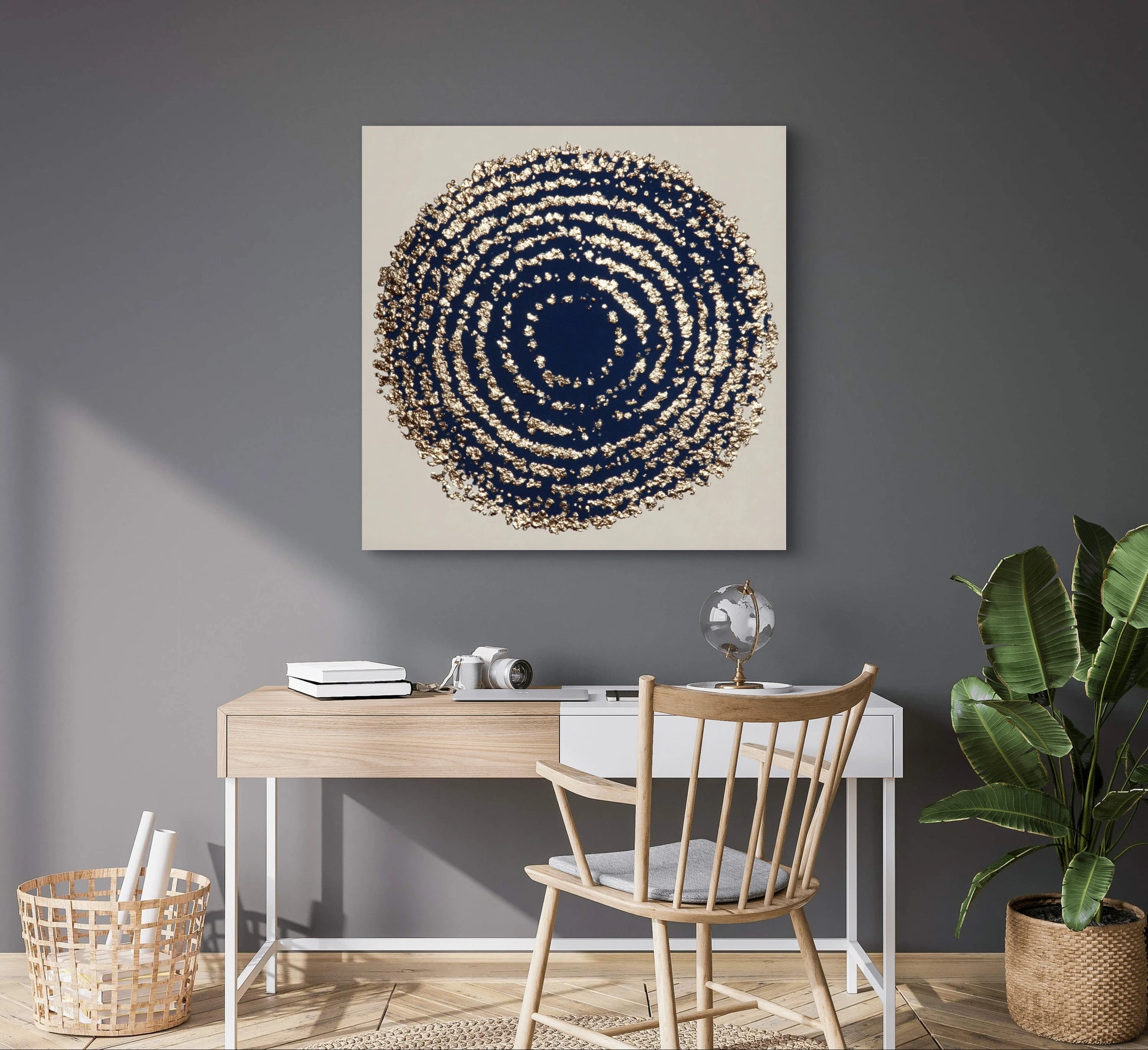 Textielkunstwerk Diepte van Nacht boven een houten bureau met grijze muur en plant in een lichte kamer.
