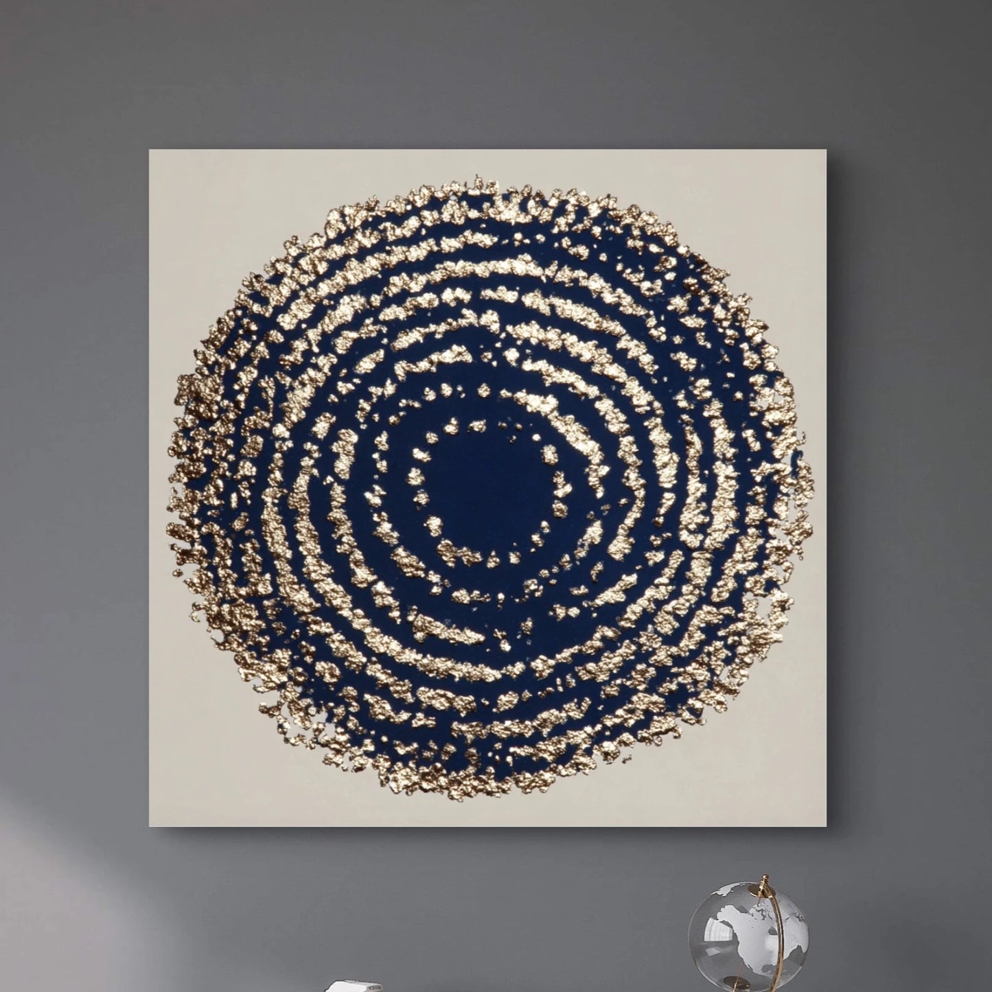 Detail van het kunstwerk Diepte van Nacht met gouden textuur en diepblauwe cirkelvorm.
