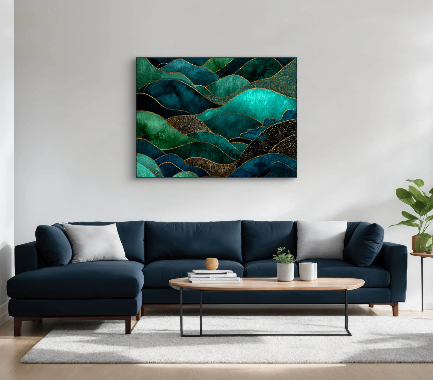 Abstract schilderij in smaragdgroen, turquoise en goud boven een donkerblauwe bank in modern interieur
