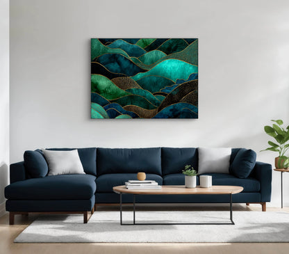 Abstract schilderij in smaragdgroen, turquoise en goud boven een donkerblauwe bank in modern interieur
