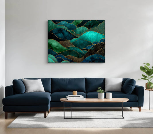 Abstract schilderij in smaragdgroen, turquoise en goud boven een donkerblauwe bank in modern interieur
