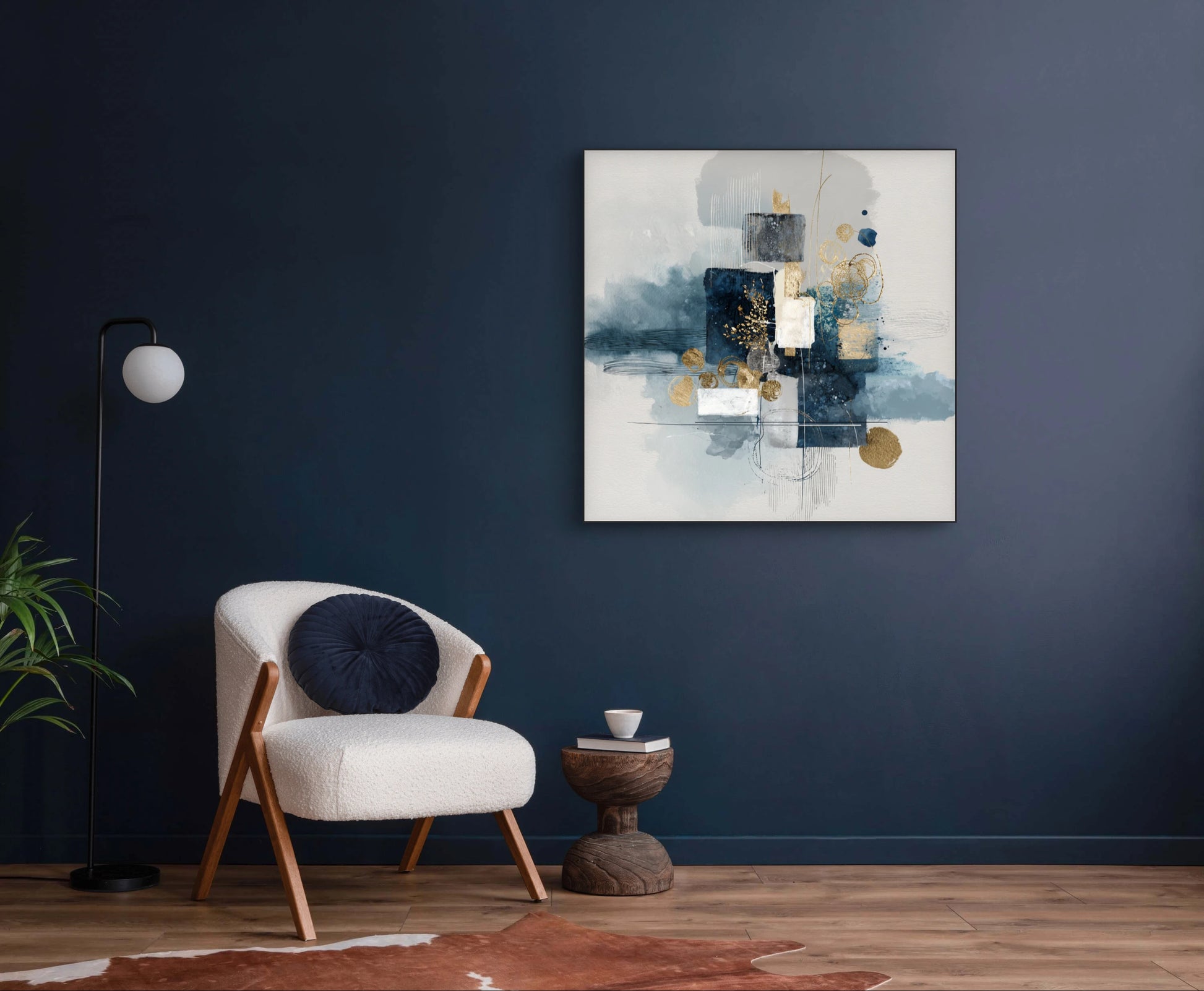 Abstract kunstwerk in donkerblauw, wit en goud boven stoel in moderne kamer met donkere muur
