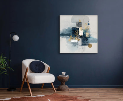 Abstract kunstwerk in donkerblauw, wit en goud boven stoel in moderne kamer met donkere muur
