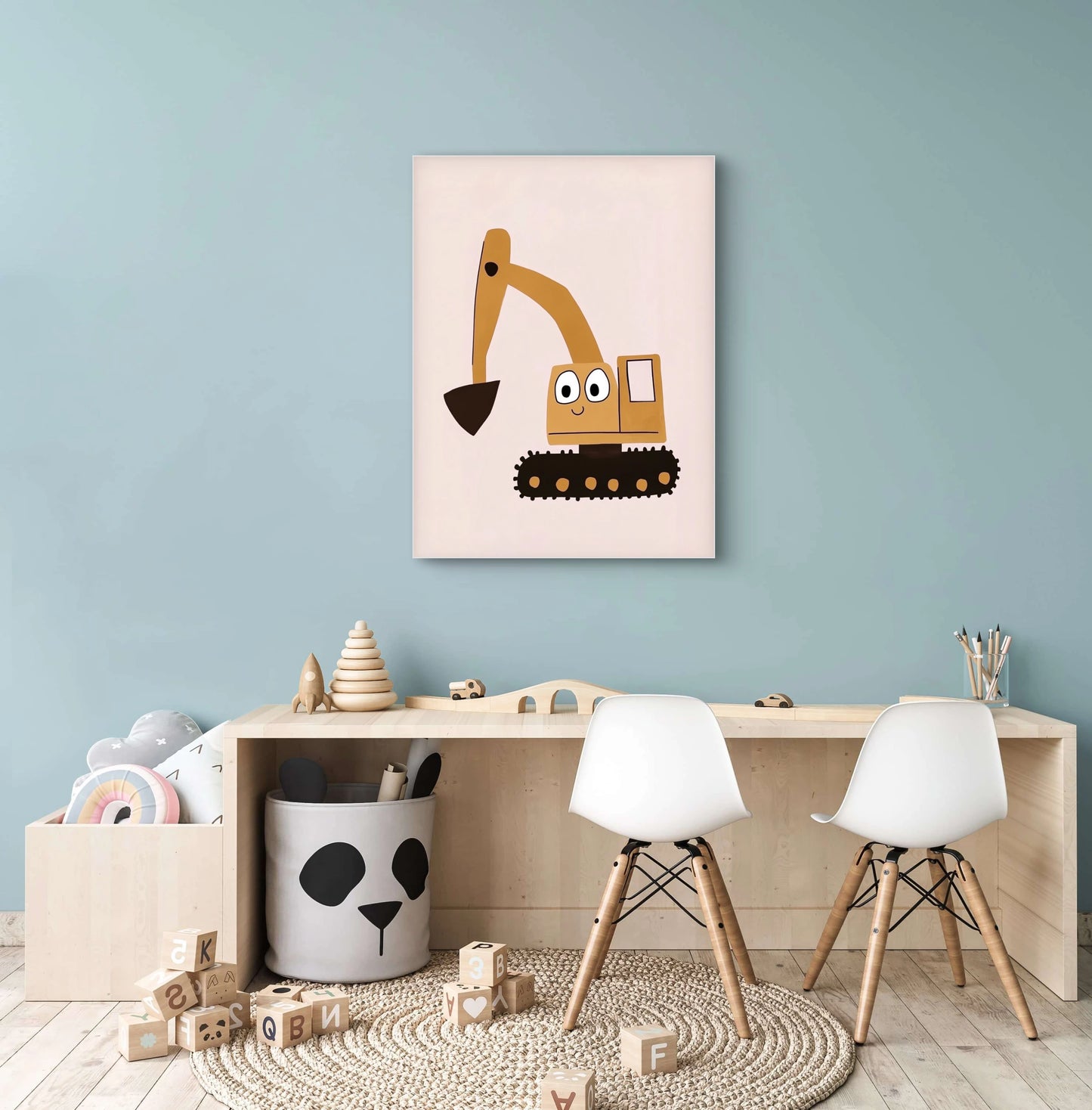 Kinderkamer met vrolijk graafmachine kunstwerk aan de muur boven houten speeltafel en stoeltjes
