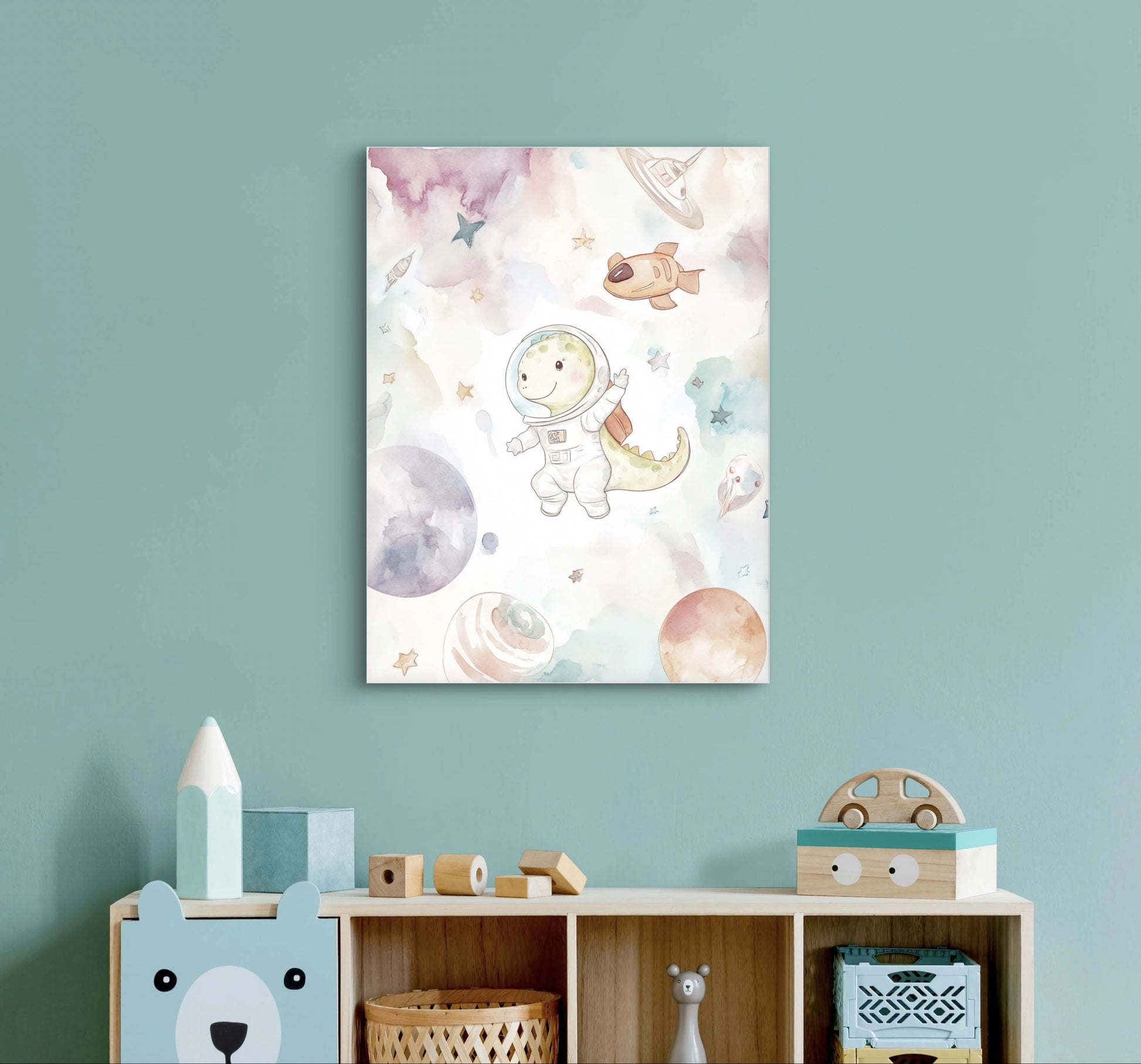 Kinderkamer met blauwe muur en speelse ruimteprint van dino in astronautenpak boven een lage speelgoedkast
