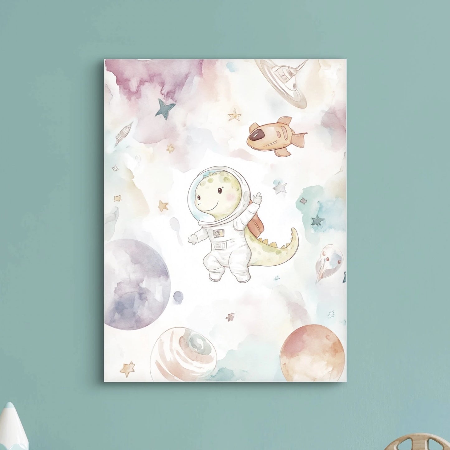 Waterverfillustratie van dino in ruimtepak zwevend tussen planeten, sterren en raketten
