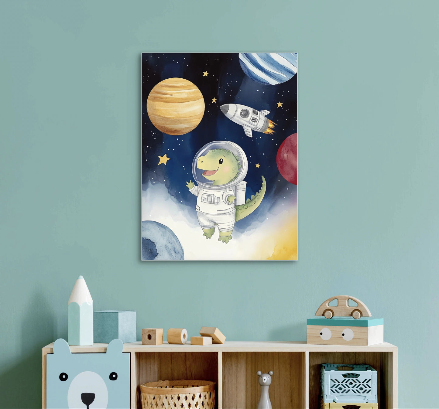 Kinderkamer met groene muur, houten speelgoed en kunstwerk van dino in astronautenpak in de ruimte
