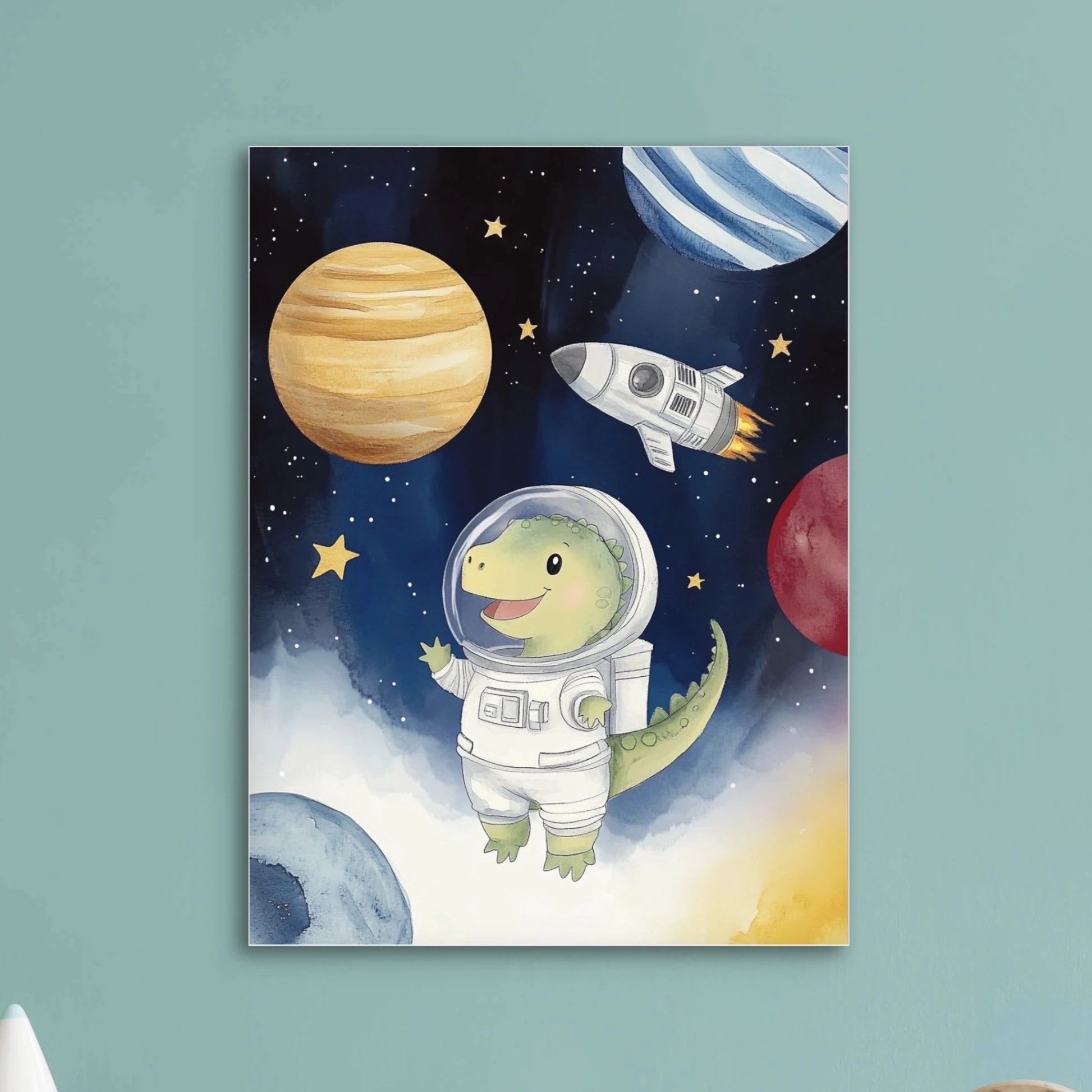 Gedetailleerde illustratie van een vrolijke dino met ruimtehelm tussen kleurrijke planeten en sterren
