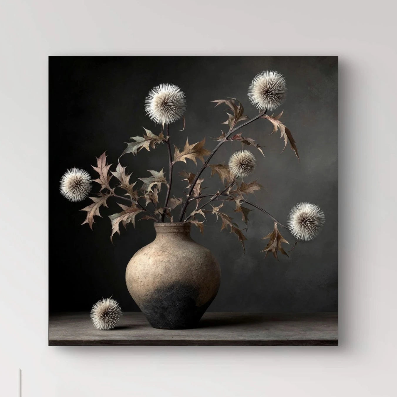 Detailopname van kunstwerk Doornzang met distelbloemen in kruik tegen donkere achtergrond 
