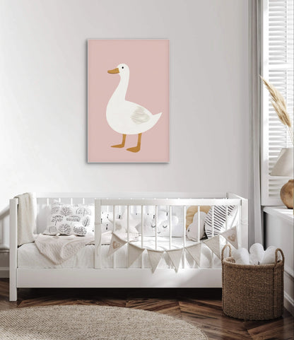Kinderkamer met witte ledikant, zachte kussens en kunstwerk van witte eend op roze achtergrond
