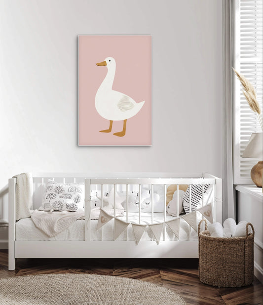 Kinderkamer met witte ledikant, zachte kussens en kunstwerk van witte eend op roze achtergrond
