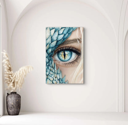 Kunstwerk van een oog met draakachtige details aan de muur in een minimalistisch interieur met boogvorm en pampasgras
