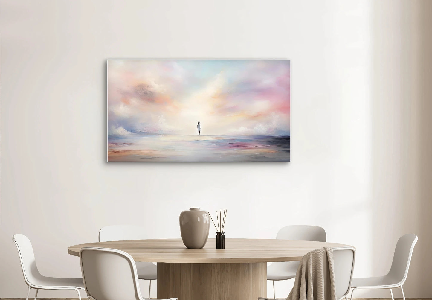 Moderne wanddecoratie met pastelhemel, roze wolken en minimalistisch figuur in lichte interieursetting
