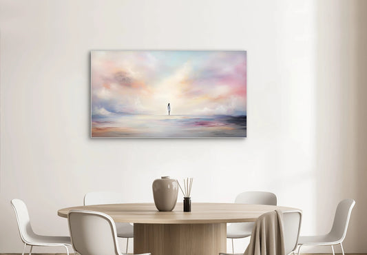 Moderne wanddecoratie met pastelhemel, roze wolken en minimalistisch figuur in lichte interieursetting

