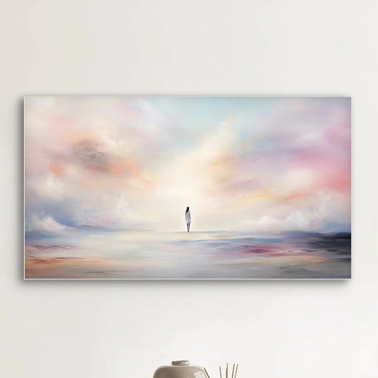 Detail van kunstwerk met zachte lucht in perziktinten en eenzame figuur aan de horizon
