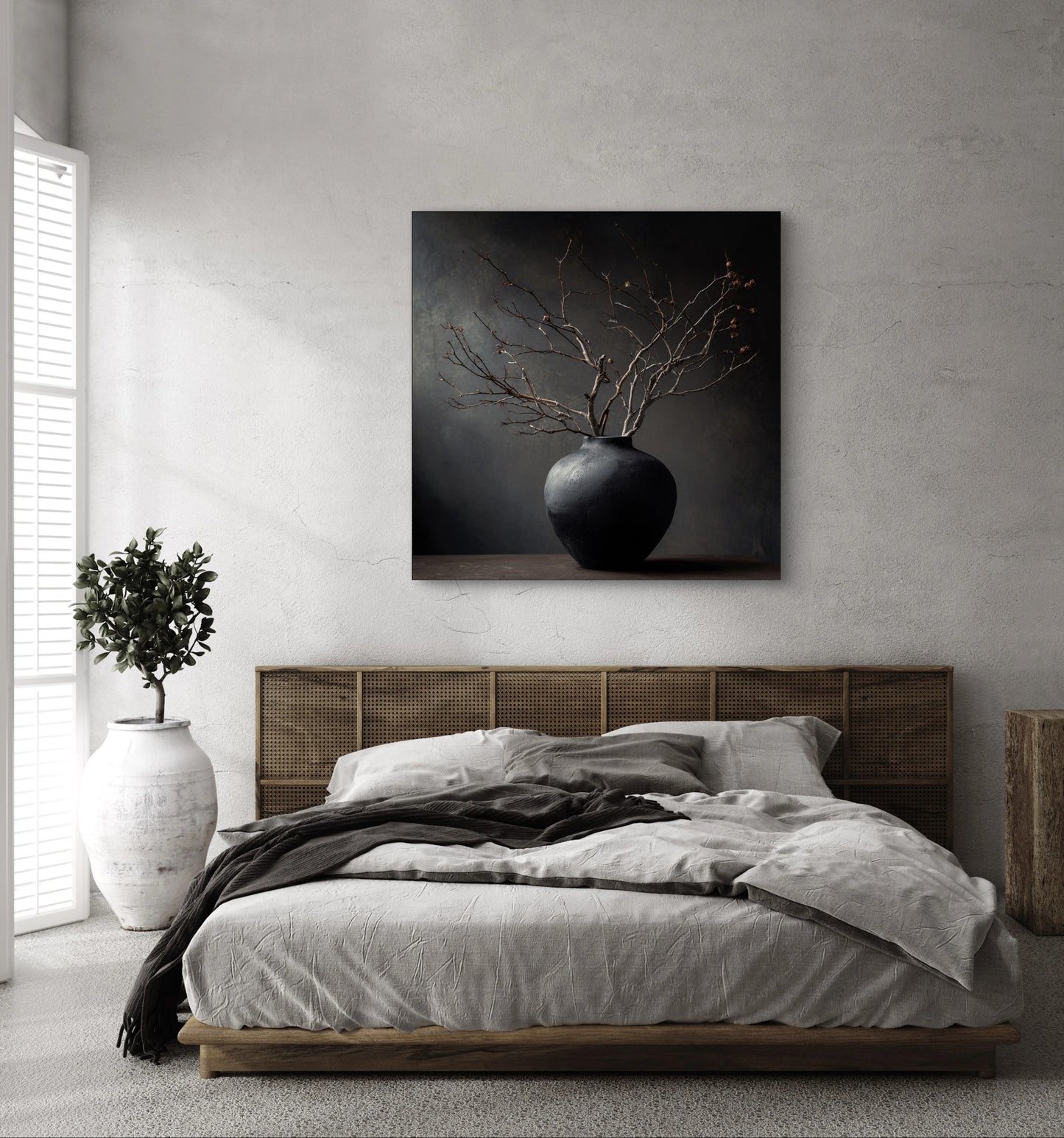 Textielkunstwerk Droogte van de Tijd boven een bed in een natuurlijke slaapkamer met houten accenten.
