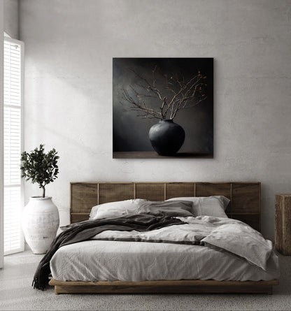 Textielkunstwerk Droogte van de Tijd boven een bed in een natuurlijke slaapkamer met houten accenten.
