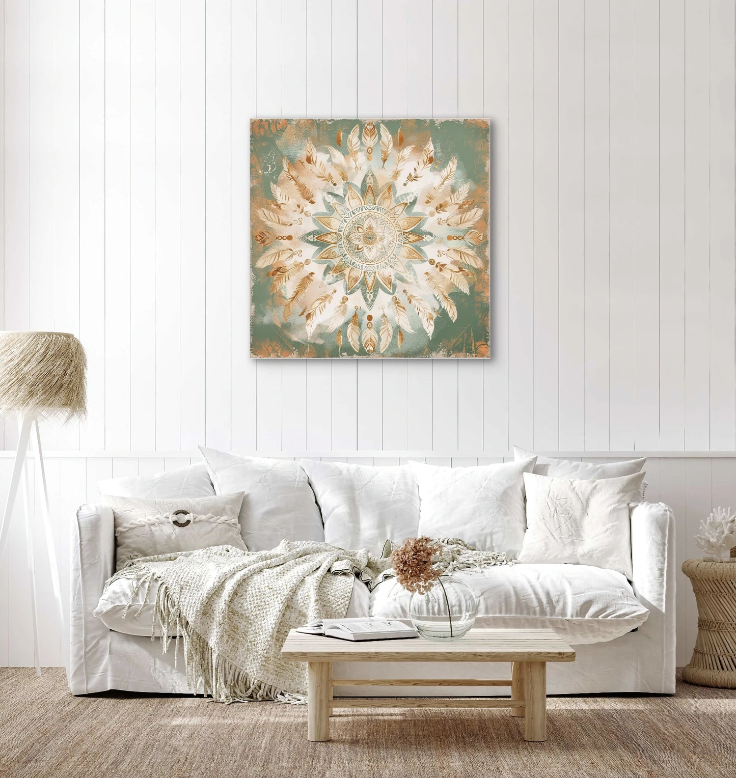 Wandkunst met mandala van veren in licht interieur met witte bank en houten accenten
