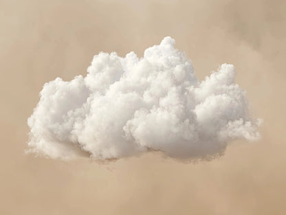 Volledig textielkunstwerk met een enkele witte wolk op een egale, beige achtergrond
