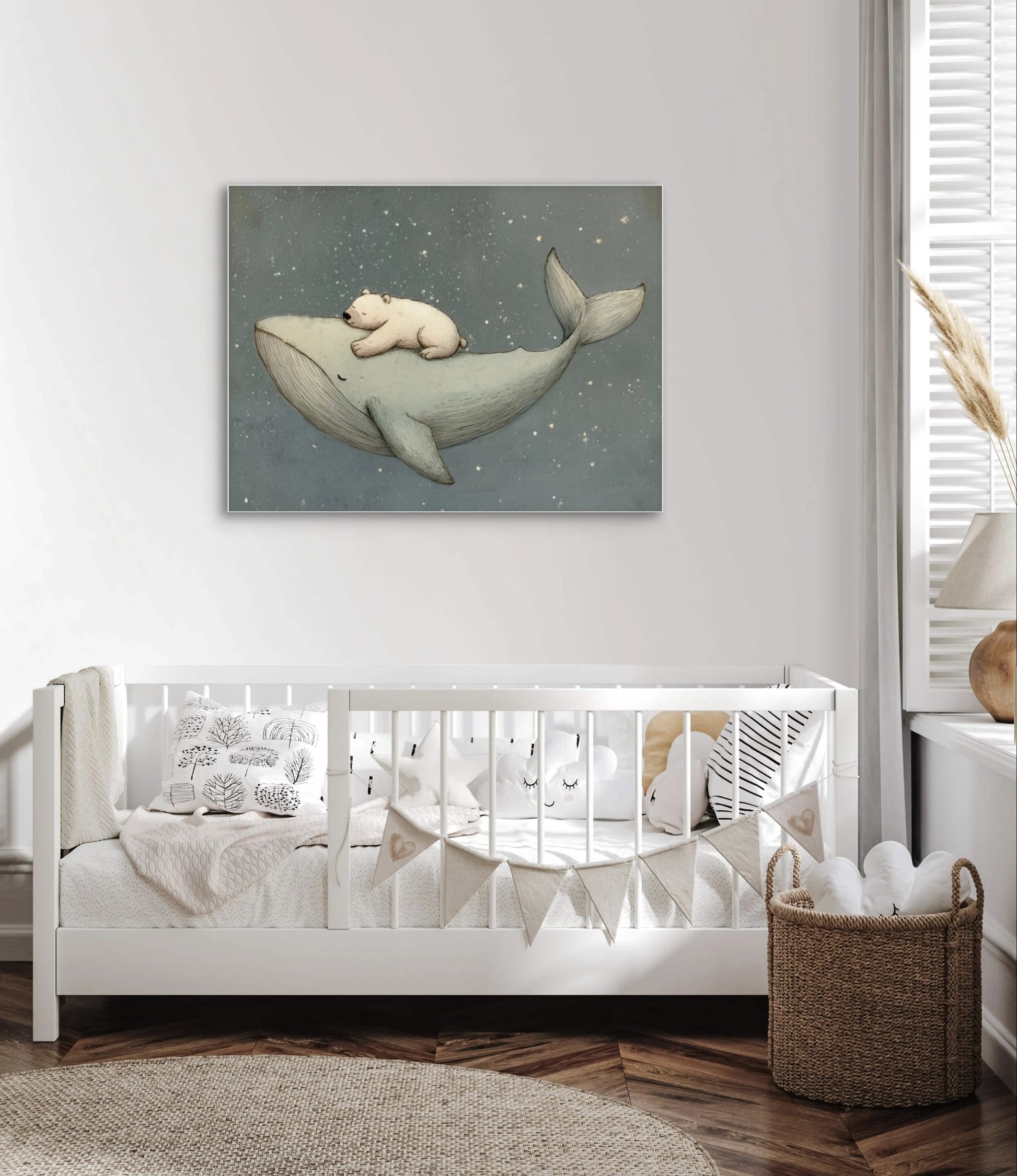 Kunstwerk met ijsbeer op walvis boven kinderbed in zachte tinten
