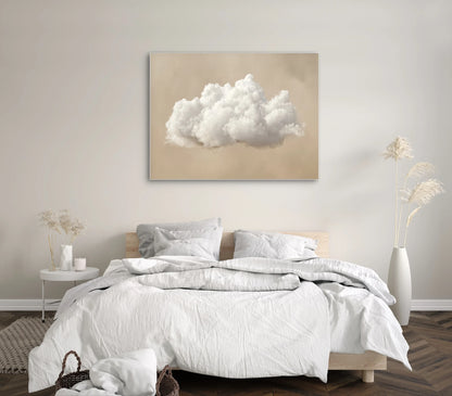 Textielkunstwerk met realistische wolk op zandkleurige achtergrond, hangend boven een bed in een rustgevend interieur
