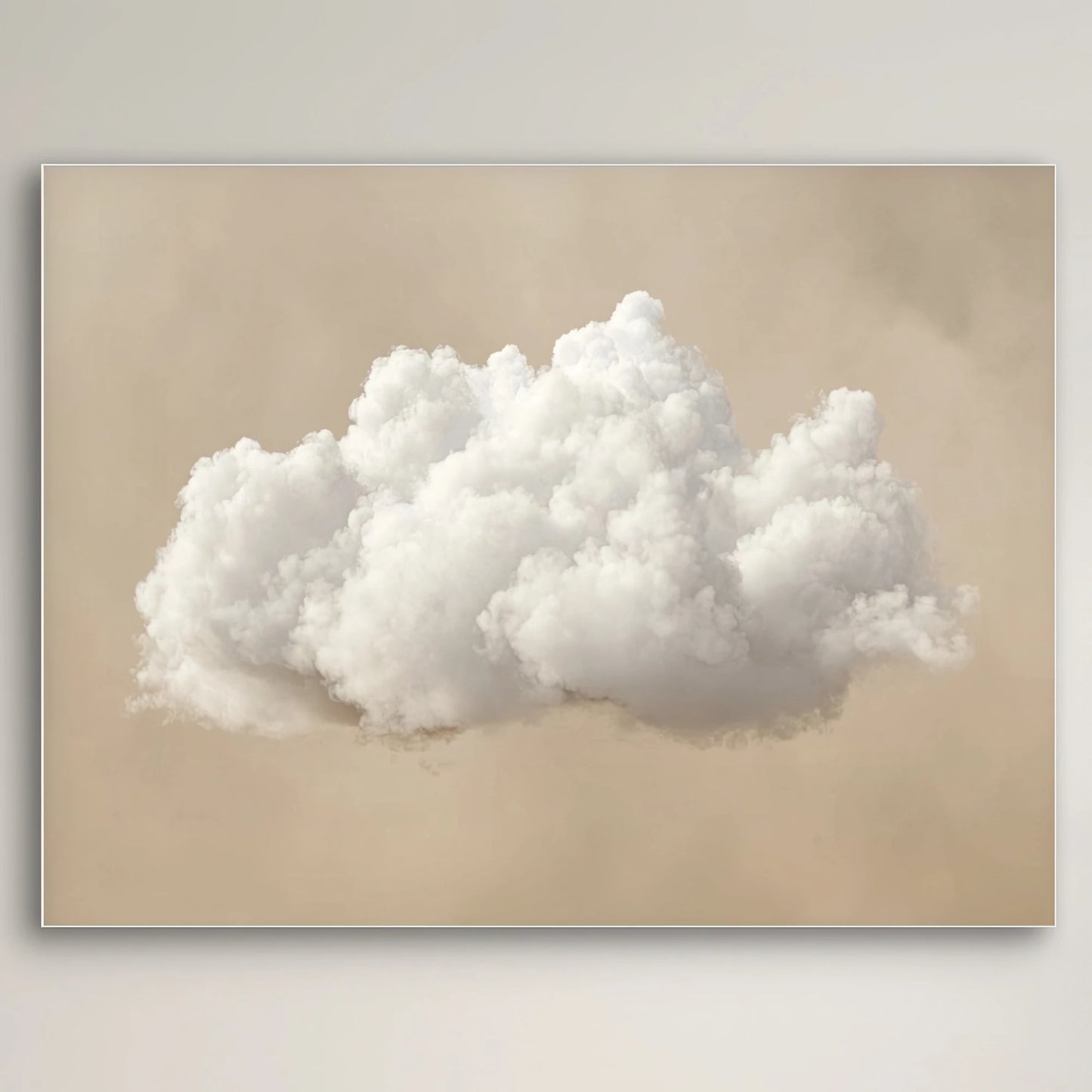 Detail van kunstwerk met witte wolk tegen warme, zandkleurige achtergrond
