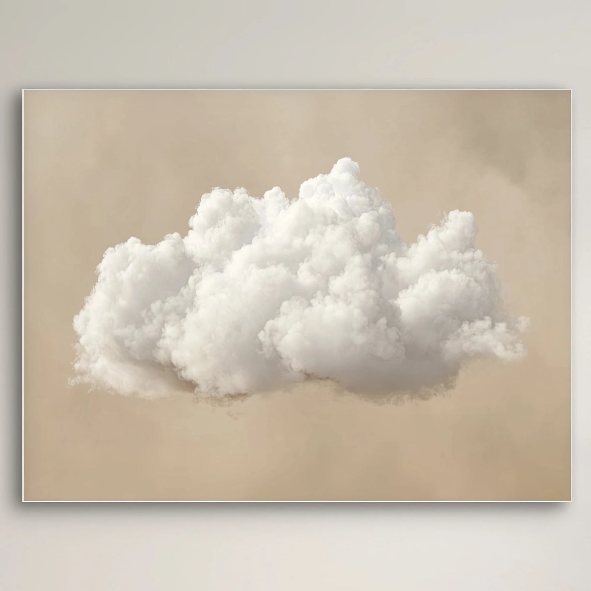 Detail van kunstwerk met witte wolk tegen warme, zandkleurige achtergrond
