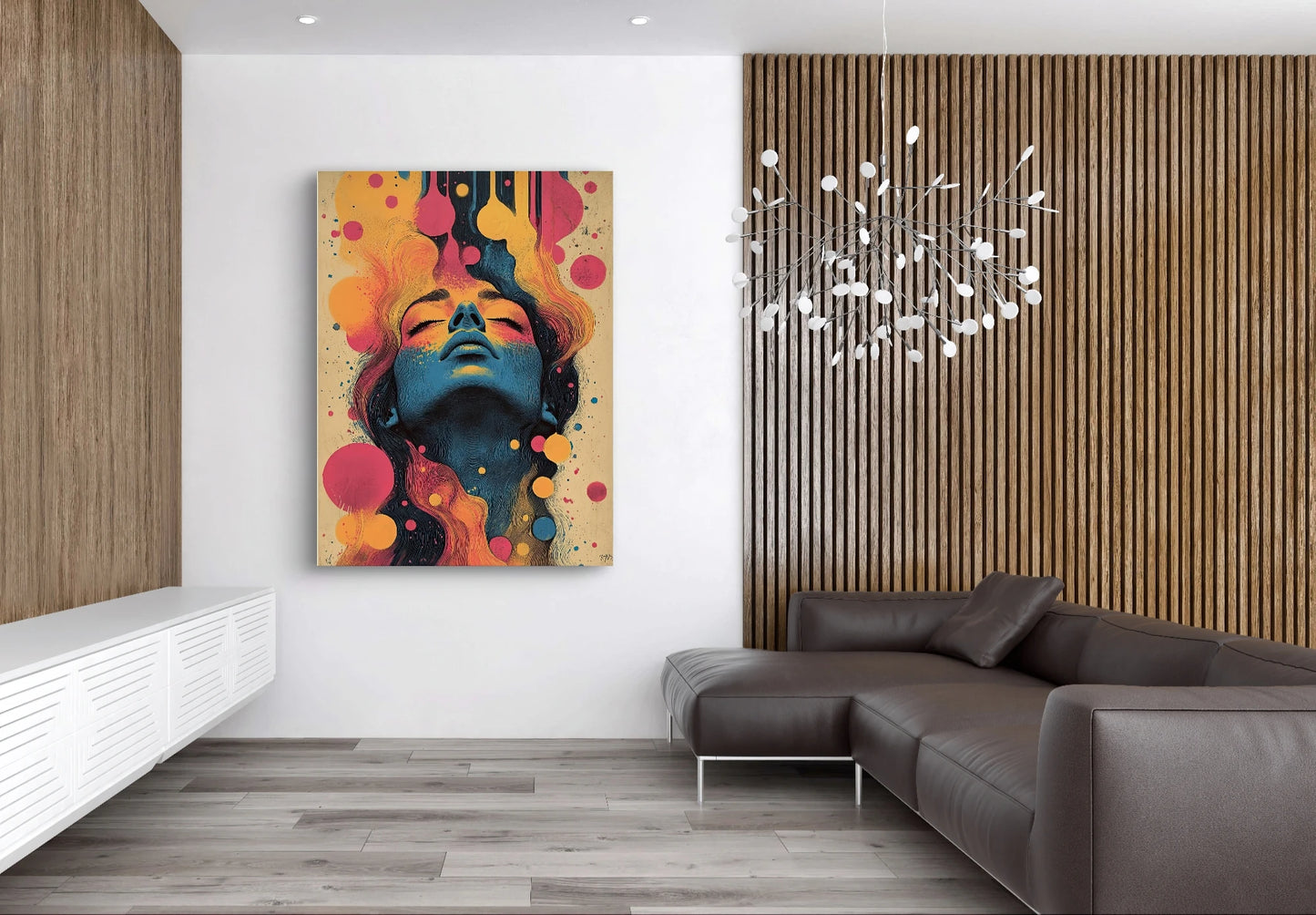 Kleurrijk kunstportret van vrouw met gesloten ogen aan de muur boven moderne bruine hoekbank
