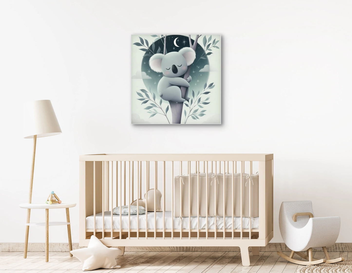 Mock-up van een kunstwerk met slapende koala in een babykamer, boven een wieg met neutrale tinten en minimalistisch interieur.
