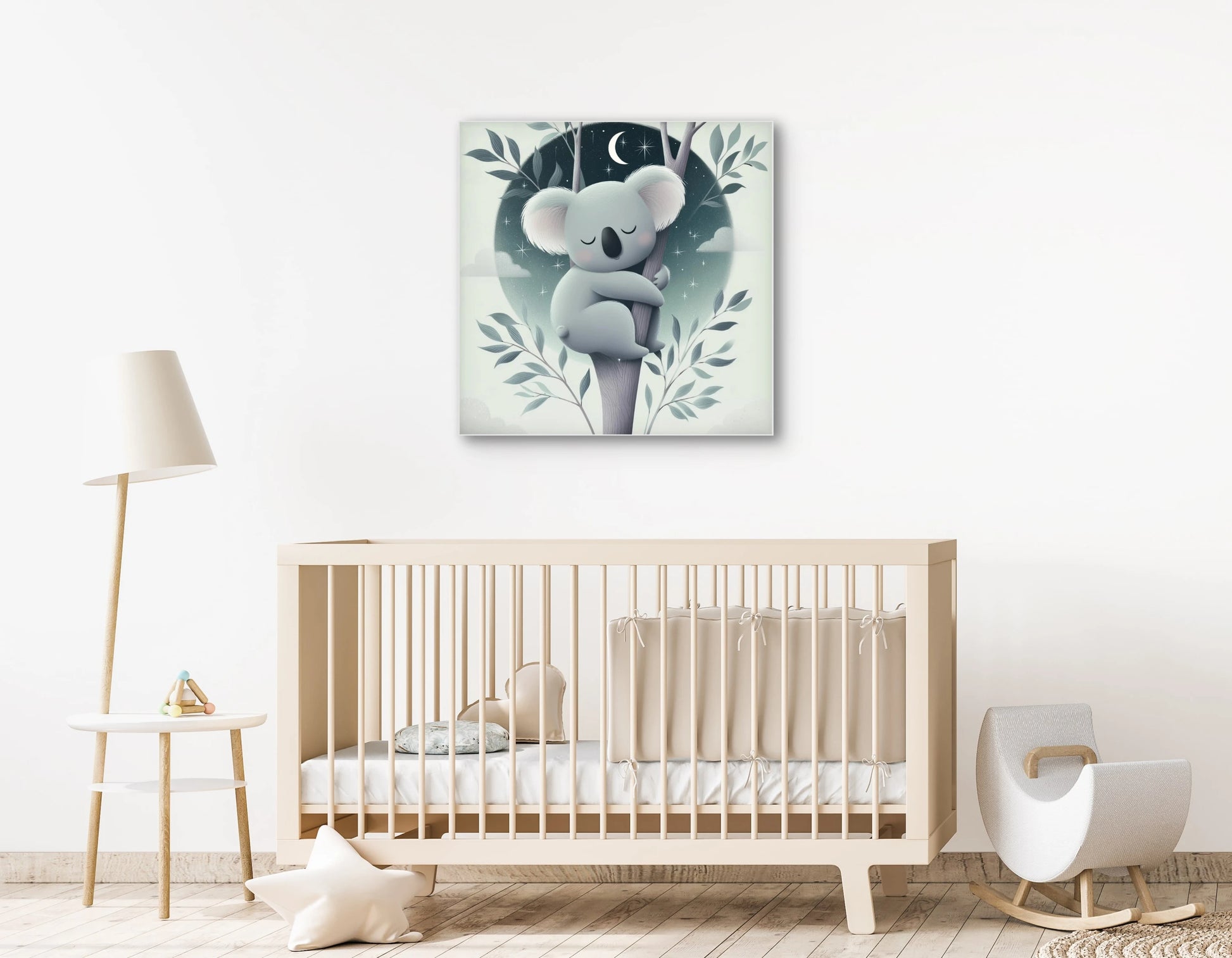 Mock-up van een kunstwerk met slapende koala in een babykamer, boven een wieg met neutrale tinten en minimalistisch interieur.
