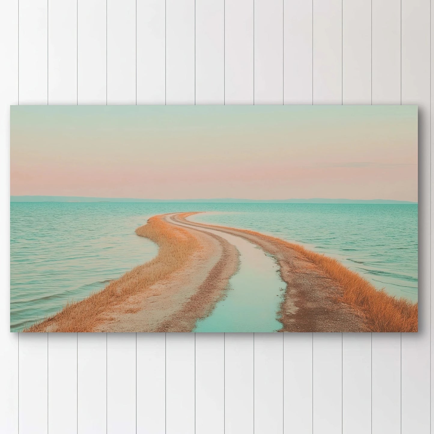 Detail van kunstwerk met gebogen zandpad tussen zee, in zachte pastelkleuren roze, turquoise en beige
