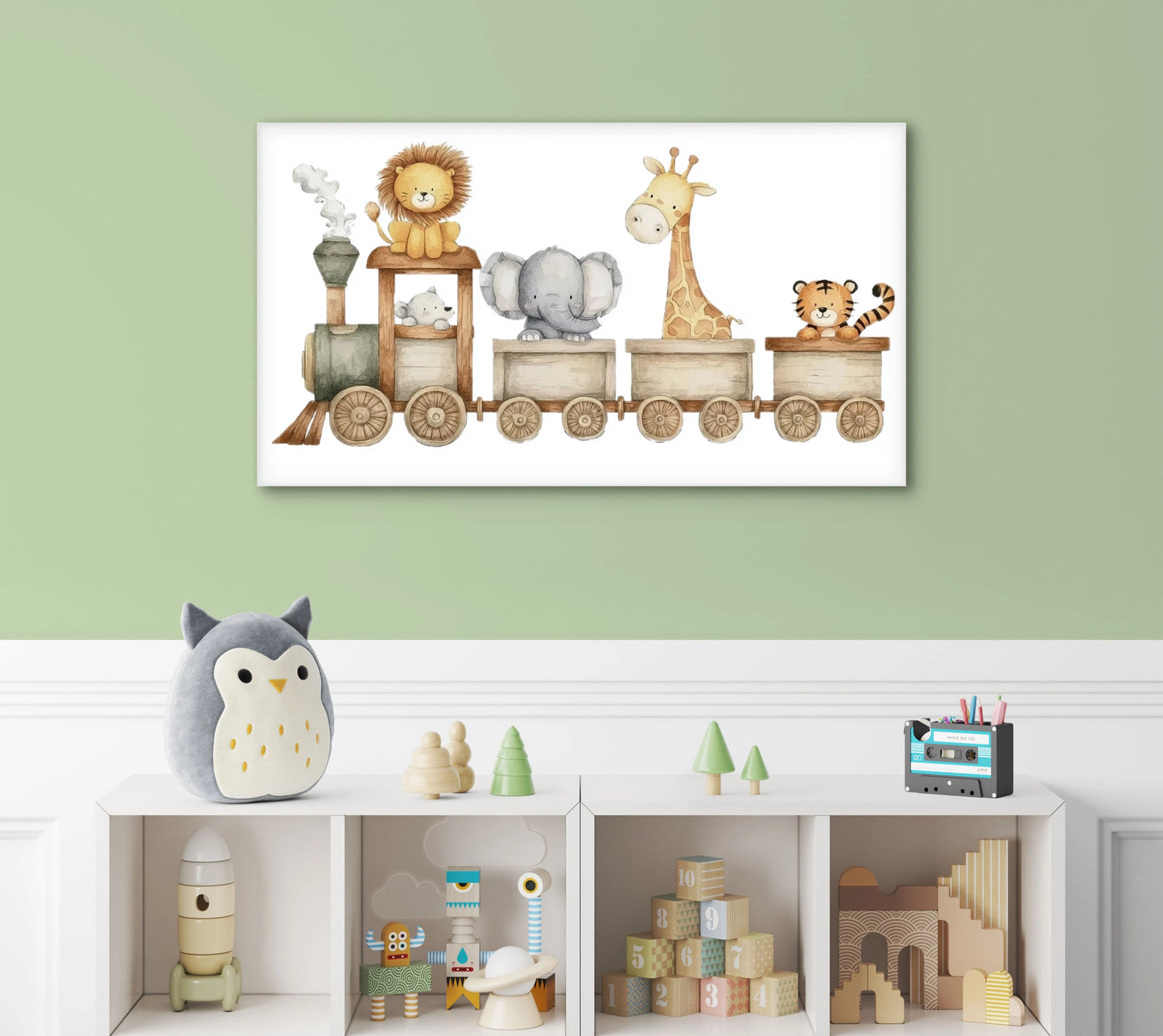 Mock-up van een kinderkamer met speelse decoratie, waar een kunstwerk met een safari-dierentrein boven een wandplank hangt.

