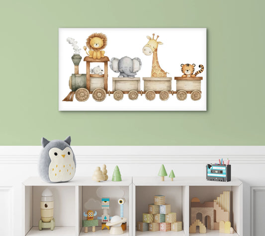Mock-up van een kinderkamer met speelse decoratie, waar een kunstwerk met een safari-dierentrein boven een wandplank hangt.
