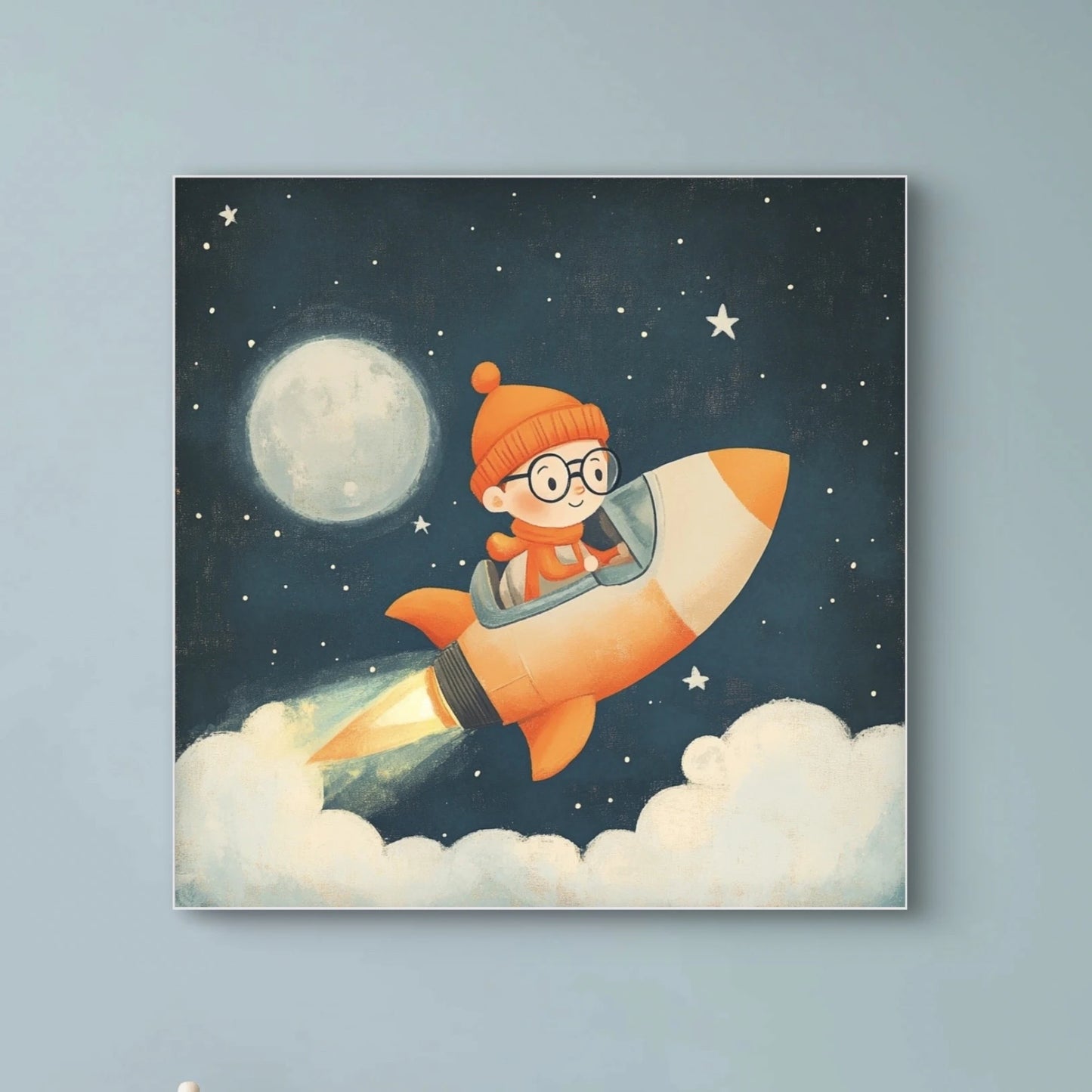  Detailweergave van een kind met bril en oranje muts in een raket, vliegend door de nachtelijke hemel langs maan en sterren.
