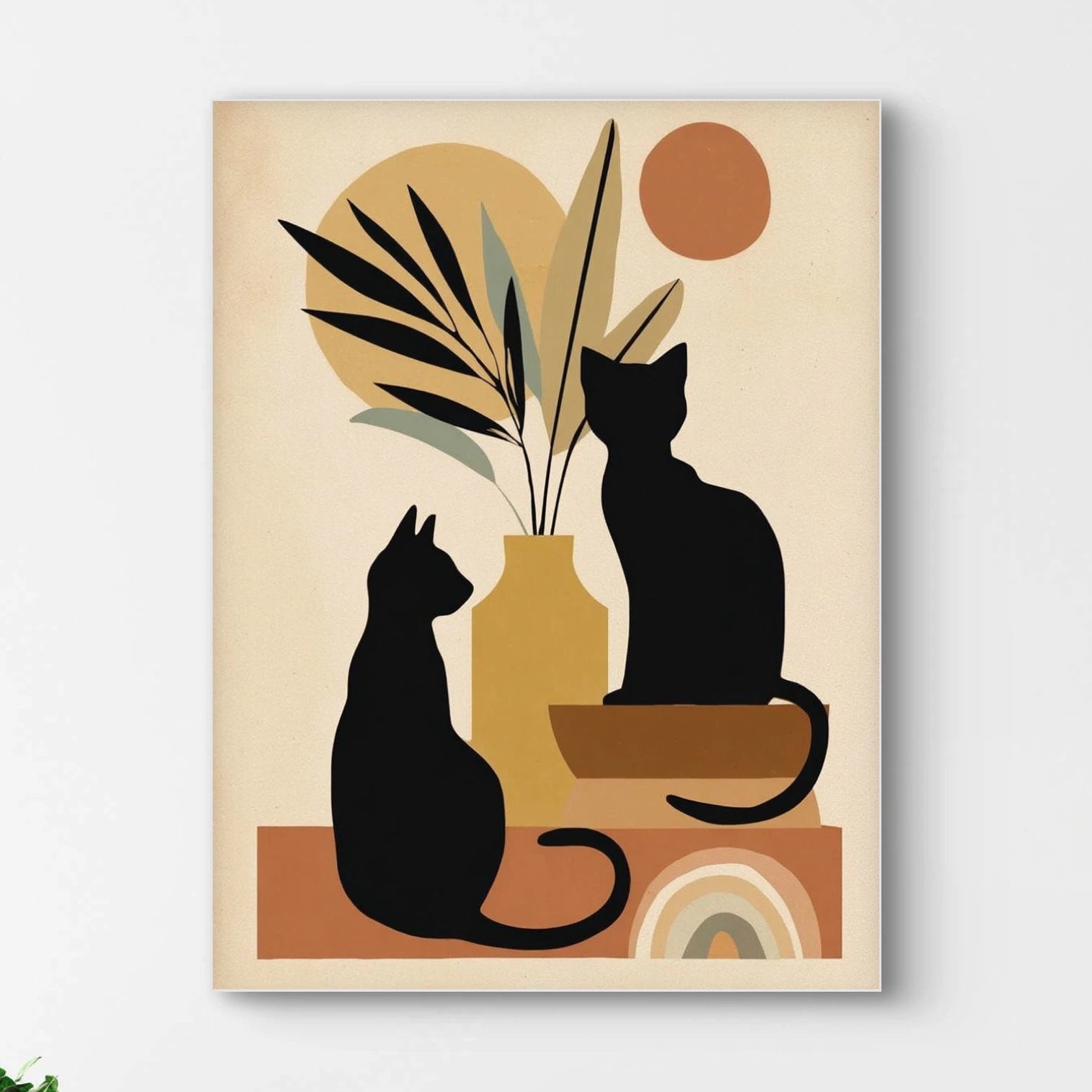 Detail van kunstwerk met zwarte katten, planten en zonvorm in okergeel, terracotta en beige