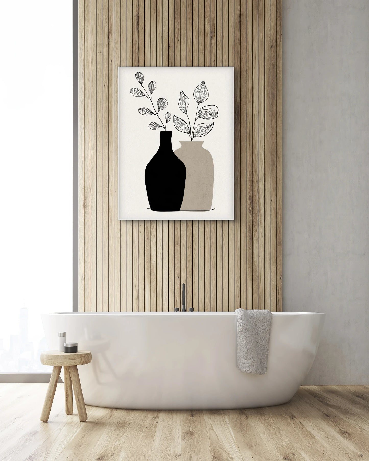 Textielkunstwerk met twee vazen en botanische lijnen in zwart en zandkleur, hangend boven een vrijstaand bad met houten wand
