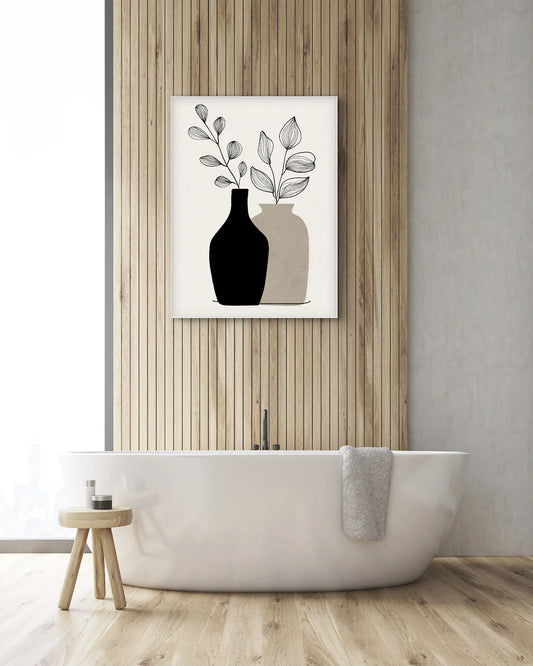 Textielkunstwerk met twee vazen en botanische lijnen in zwart en zandkleur, hangend boven een vrijstaand bad met houten wand
