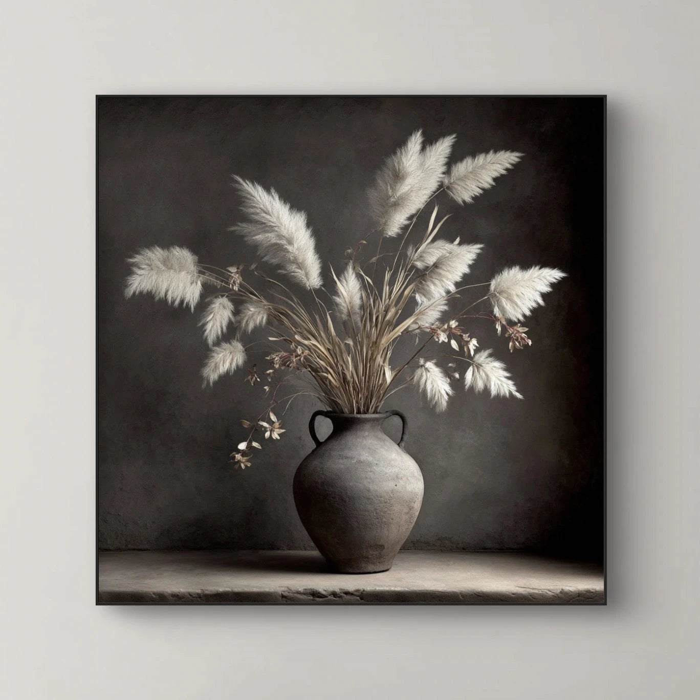 Detailopname van kunstwerk Echo van Aarde met verweerde kruik en lichte pluimen 
