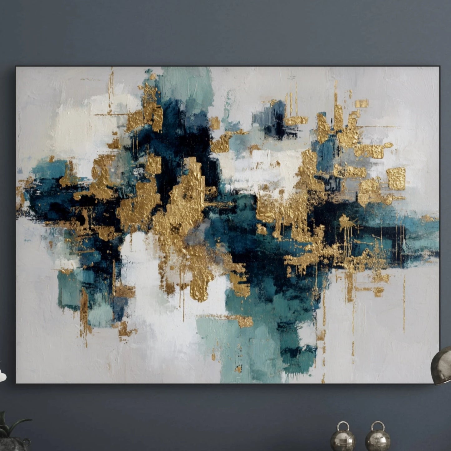 Detailopname van kunstwerk Echo van Diepte met blauwe en gouden tinten en rijke texturen 
